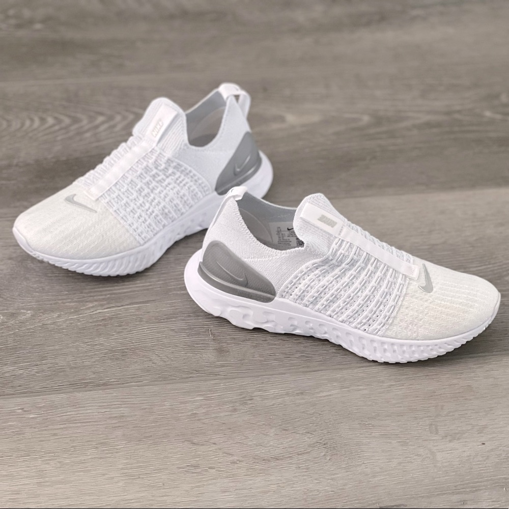 NIKE REACT PHANTOM RUN FLYKNIT running shoe. W’s 7.5 true white/metallic silver